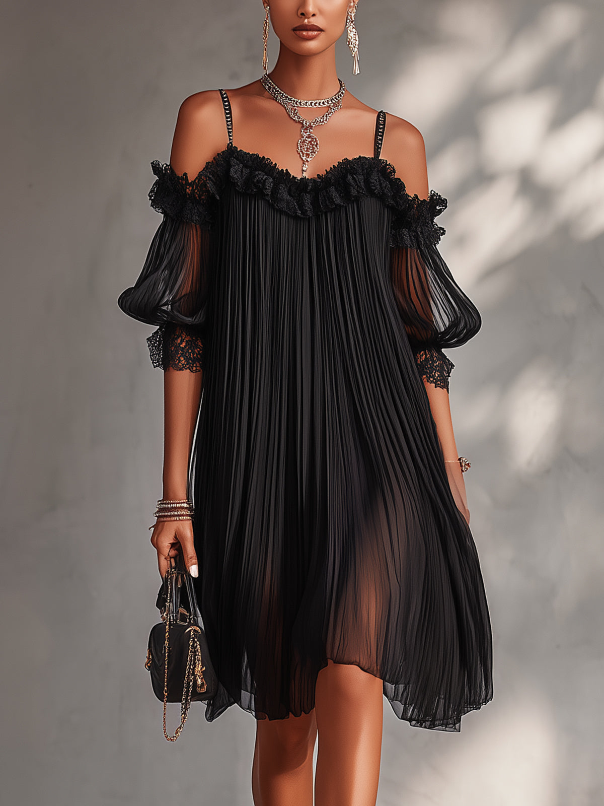 Vittoria | Mini-robe noire en mousseline à épaules dénudées et bordures en dentelle