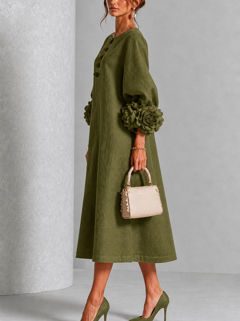 Giorgia | Robe midi fleurie à boutons et poignets décoratifs