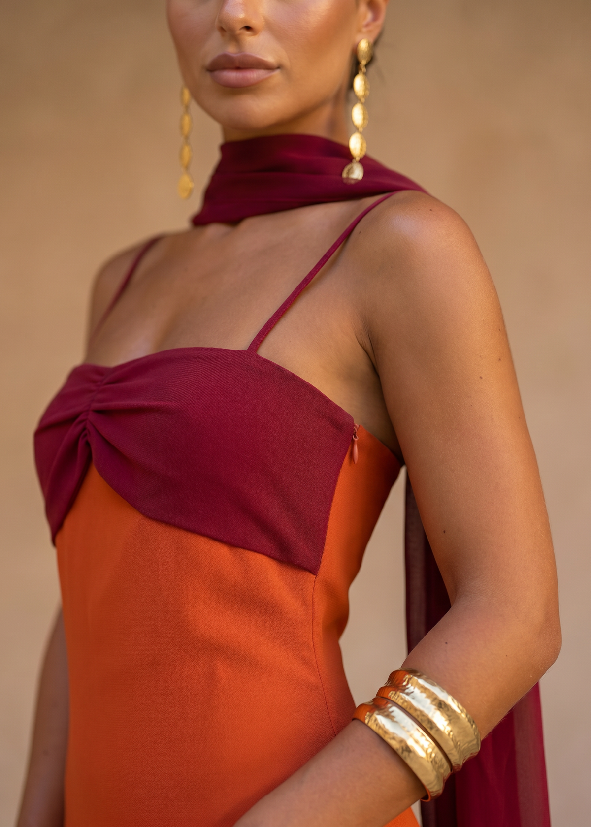 Zahara | Robe orange avec encolure rouge
